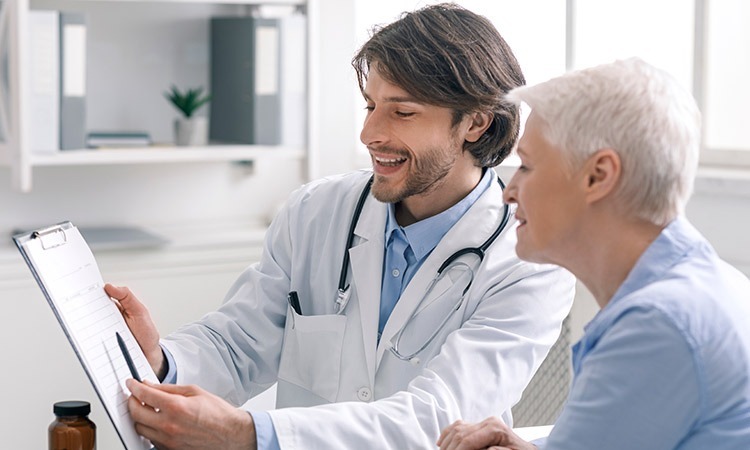 Profesional de salud revisando resultados con una paciente